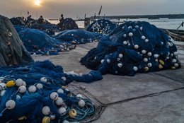 Accra;-Ghana;-Jamestown;-fishing-harbour;-fishing-nets;-floats;-blue;-quay;-concrete;-sunrise;-artisanal-fishing;-fishing-community;-Gulf-of-Guinea;-West-Africa;-historic-district;-daily-life;-documentary-photography;-Kaleidos;-Kaleidos-images;-La-parole-à-limage;-Stories-Pictures;-Tarek-Charara